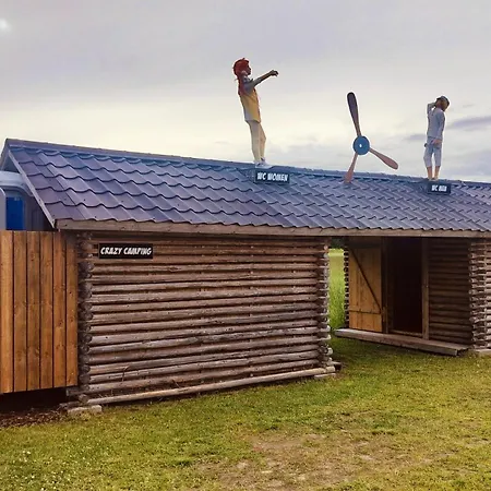 Moekkimajoitus Elaemyspuistosssa * Nivala